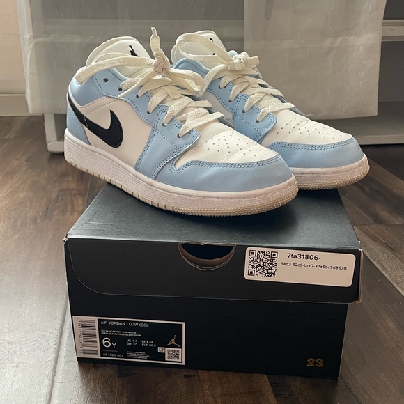 Nike Jordan 1 Low GS - Picture 1 of 4